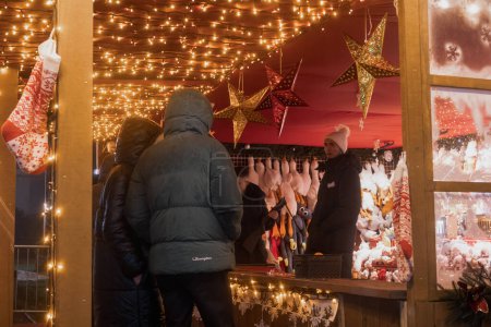 Téléchargez les photos : Kiev, Ukraine - 26 décembre 2023 : un conte du Nouvel An a été créé au VDNG. Le sapin de Noël est décoré, il y a beaucoup de carrousels et de stands de nourriture. les gens sont venus célébrer Noël - en image libre de droit
