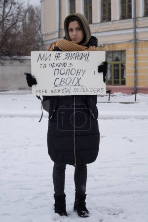 Foto de Kiev, Ucrania - El 21 de enero de 2024, familiares y amigos acudieron a una manifestación para recordar que los prisioneros de guerra han estado en cautiverio durante casi 2 años. mucha gente fue al centro de la ciudad - Imagen libre de derechos