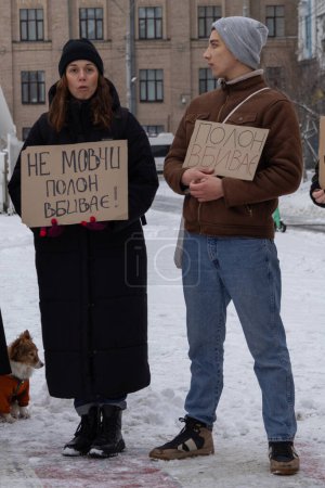 Foto de Kiev, Ucrania - El 21 de enero de 2024, familiares y amigos acudieron a una manifestación para recordar que los prisioneros de guerra han estado en cautiverio durante casi 2 años. mucha gente fue al centro de la ciudad - Imagen libre de derechos