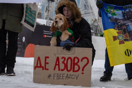 Foto de Kiev, Ucrania - el 21 de enero de 2024, familiares acudieron a una manifestación para recordar a los prisioneros de "Azovstal", que han estado allí durante casi 2 años. Incluso vienen con perros. - Imagen libre de derechos