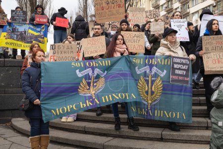Foto de Kiev, Ucrania - 4 de febrero de 2024. Familiares y amigos con pancartas se reunieron en el centro en Khreshchatyk para honrar a los combatientes de "Azovstal", que han estado en cautiverio ruso durante casi dos años. todos están esperando su regreso - Imagen libre de derechos