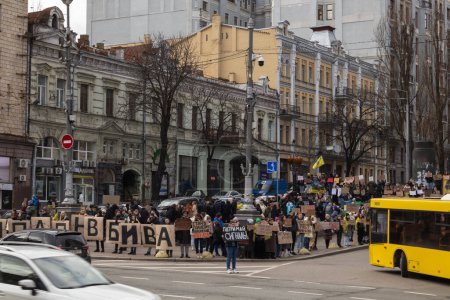 Foto de Kiev, Ucrania - 4 de febrero de 2024. Familiares y amigos con pancartas se reunieron en el centro en Khreshchatyk para honrar a los combatientes de "Azovstal", que han estado en cautiverio ruso durante casi dos años. todos están esperando su regreso - Imagen libre de derechos