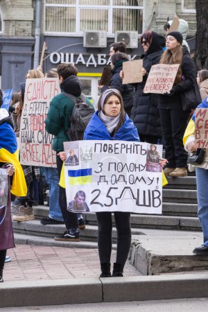 Foto de Kiev, Ucrania 4 de febrero de 2024. Personas con carteles se reunieron de nuevo en el centro para recordar a los combatientes de "Azovstal", que han estado en cautiverio ruso durante casi dos años. familiares están esperando su llegada - Imagen libre de derechos