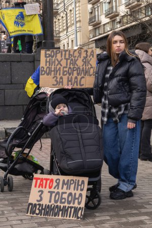 Foto de Kiev, Ucrania 4 de febrero de 2024. Personas con carteles se reunieron de nuevo en el centro para recordar a los combatientes de "Azovstal", que han estado en cautiverio ruso durante casi dos años. familiares están esperando su llegada - Imagen libre de derechos