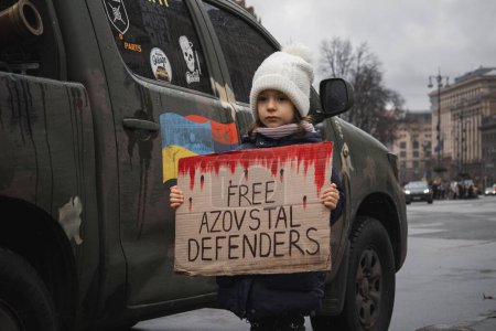Foto de Kiev, Ucrania. 18 de febrero de 2024. Personas preocupadas y familiares de prisioneros "Azov" salieron a las calles con carteles para recordar que muchos prisioneros han estado en cautiverio ruso durante casi dos años. - Imagen libre de derechos
