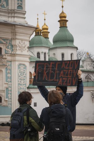 Foto de Kiev, Ucrania. 24 de febrero de 2024. Los cuidadores y familiares llegaron al centro de la ciudad con carteles pidiendo el regreso de los prisioneros de guerra que han estado cautivos por los rusos durante casi dos años. - Imagen libre de derechos
