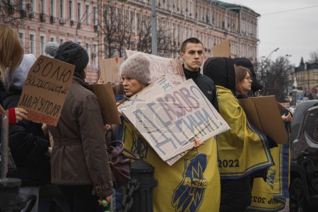 Téléchargez les photos : Kiev, Ukraine. Le 24 février 2024. Des soignants et des proches sont venus au centre-ville avec des affiches appelant au retour des prisonniers de guerre détenus par les Russes depuis près de deux ans - en image libre de droit