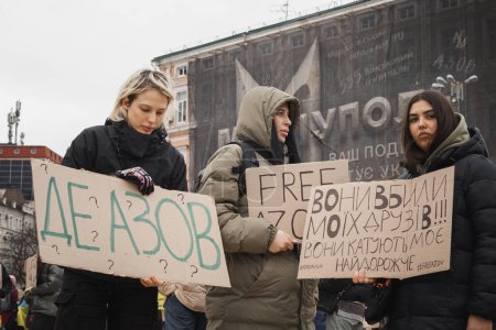 Téléchargez les photos : Kiev, Ukraine. Le 24 février 2024. Des soignants et des proches sont venus au centre-ville avec des affiches appelant au retour des prisonniers de guerre détenus par les Russes depuis près de deux ans - en image libre de droit
