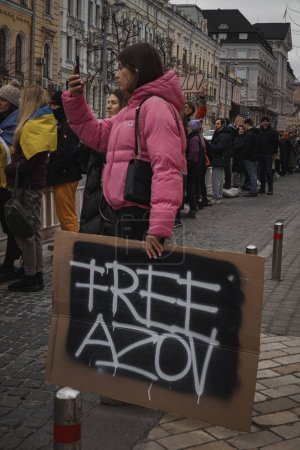 Foto de Kiev, Ucrania. 24 de febrero de 2024. Los cuidadores y familiares llegaron al centro de la ciudad con carteles pidiendo el regreso de los prisioneros de guerra que han estado cautivos por los rusos durante casi dos años. - Imagen libre de derechos