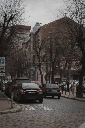 Téléchargez les photos : Ivano-Frankivsk, Ukraine. 28 février 2024, une petite ville européenne. architecture historique incroyablement belle. toits rouges et orange des maisons. le temps est chaud, les gens se promènent dans la ville - en image libre de droit