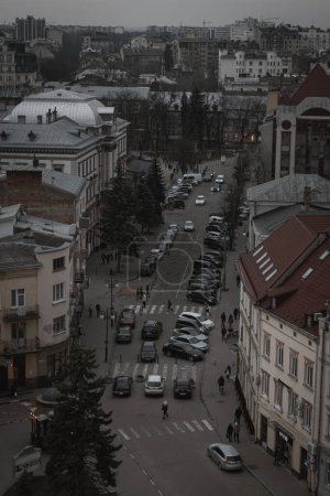 Téléchargez les photos : Ivano-Frankivsk, Ukraine. 28 février 2024, une petite ville européenne. architecture historique incroyablement belle. toits rouges et orange des maisons. le temps est chaud, les gens se promènent dans la ville. - en image libre de droit