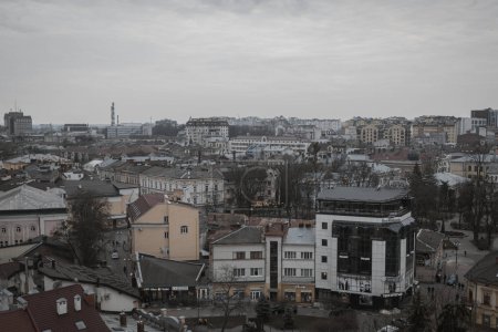 Téléchargez les photos : Ivano-Frankivsk, Ukraine. 28 février 2024, une petite ville européenne. architecture historique incroyablement belle. toits rouges et orange des maisons. le temps est chaud, les gens se promènent dans la ville - en image libre de droit