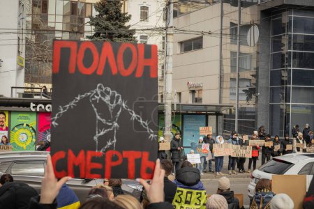 Foto de Kiev, Ucrania. El 3 de marzo de 2024, muchas personas van al centro de Kiev para apoyar a los prisioneros de guerra "Azov", que han estado en cautiverio ruso durante dos años. cada vez que más y más personas vienen. - Imagen libre de derechos