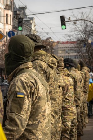 Foto de Kiev, Ucrania. El 3 de marzo de 2024, muchas personas van al centro de Kiev para apoyar a los prisioneros de guerra "Azov", que han estado en cautiverio ruso durante dos años. cada vez que más y más personas vienen. - Imagen libre de derechos