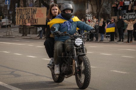 Téléchargez les photos : Kiev, Ukraine. Le 3 mars 2024, de nombreuses personnes se rendent au centre de Kiev pour soutenir les prisonniers de guerre d'Azov, détenus par les Russes depuis deux ans.. - en image libre de droit