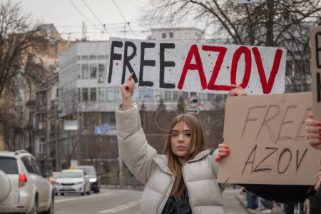 Foto de Kiev, Ucrania. El 3 de marzo de 2024, muchas personas van al centro de Kiev para apoyar a los familiares de los prisioneros de guerra y recordar a todos que los combatientes de Azov han estado en cautiverio durante dos años. - Imagen libre de derechos