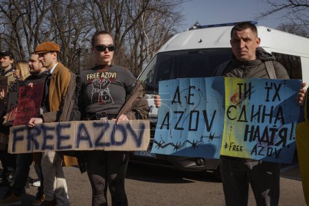 Foto de Kiev, Ucrania. El 10 de marzo de 2024, las personas preocupadas van al centro de la ciudad por la tarde para recordar a todos que el ejército de Azov ha estado en cautiverio ruso durante dos años. libertad de Azov. no te calles - Imagen libre de derechos