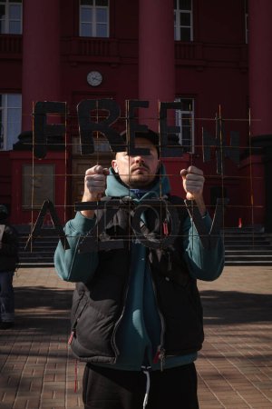 Foto de Kiev, Ucrania. El 10 de marzo de 2024, las personas preocupadas van al centro de la ciudad por la tarde para recordar a todos que el ejército de Azov ha estado en cautiverio ruso durante dos años. Azov libre. no se silencien - Imagen libre de derechos