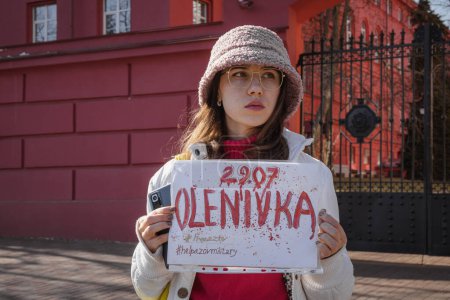 Foto de Kiev, Ucrania. El 10 de marzo de 2024, las personas preocupadas van al centro de la ciudad por la tarde para recordar a todos que el ejército de Azov ha estado en cautiverio ruso durante dos años. Azov libre. no se silencien - Imagen libre de derechos