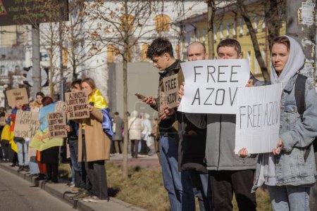 Foto de Kiev, Ucrania. Marzo 10, 2024. muchos jóvenes y cariñosos van al centro de la ciudad durante el día para recordar a todas las personas y países que el ejército de "Azov" ha estado en cautiverio durante dos años. - Imagen libre de derechos