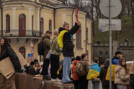 Foto de Kiev, Ucrania. En la tarde del 24 de marzo de 2024, muchos familiares y personas preocupadas se reunieron en el centro de la ciudad para apoyar a los prisioneros de guerra que han estado en cautiverio ruso durante casi dos años.. - Imagen libre de derechos