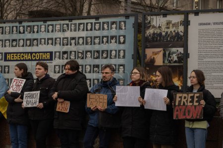 Foto de Kiev, Ucrania. En la tarde del 24 de marzo de 2024, muchos familiares y personas preocupadas se reunieron en el centro de la ciudad para apoyar a los prisioneros de guerra que han estado en cautiverio ruso durante casi dos años.. - Imagen libre de derechos
