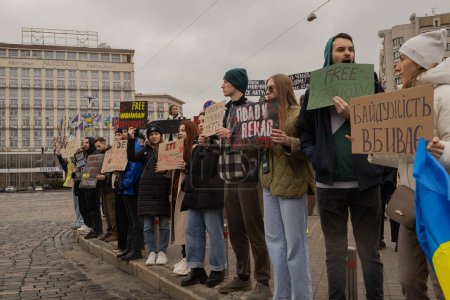 Foto de Kiev, Ucrania. El 032424, muchas personas se reunieron en el centro de la ciudad este domingo en apoyo de los prisioneros de guerra que han estado en cautiverio ruso durante casi dos años. - Imagen libre de derechos