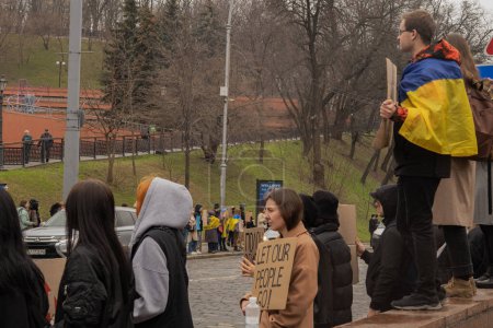 Foto de Kiev, Ucrania. El 032424, muchas personas se reunieron en el centro de la ciudad este domingo en apoyo de los prisioneros de guerra que han estado en cautiverio ruso durante casi dos años. - Imagen libre de derechos