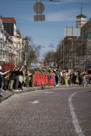 Foto de Kiev, Ucrania. El 7 de abril de 2024, muchas personas cariñosas salieron al centro de la ciudad para recordar a todos que el ejército de Azov ha estado en cautiverio ruso durante dos años. La gente se va en sus coches y toca la bocina con pancartas.. - Imagen libre de derechos
