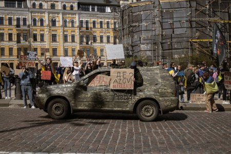 Foto de Kiev, Ucrania. El 7 de abril de 2024, muchas personas cariñosas salieron al centro de la ciudad para recordar a todos que el ejército de Azov ha estado en cautiverio ruso durante dos años. La gente se va en sus coches y toca la bocina con pancartas.. - Imagen libre de derechos