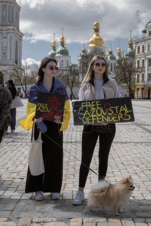Foto de Kiev, Ucrania. El 7 de abril de 2024, muchas personas cariñosas salieron al centro de la ciudad para recordar a todos que el ejército de Azov ha estado en cautiverio ruso durante dos años. familiares y seres queridos salen con carteles cada semana. - Imagen libre de derechos