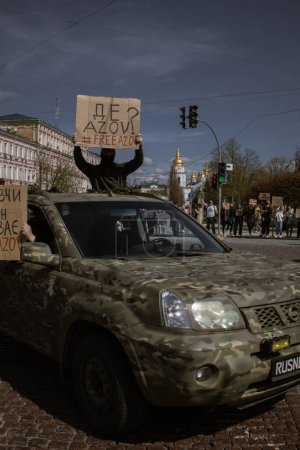 Foto de Kiev, Ucrania. El 7 de abril de 2024, muchas personas cariñosas salieron al centro de la ciudad para recordar a todos que el ejército de Azov ha estado en cautiverio ruso durante dos años. familiares y seres queridos salen con carteles cada semana. - Imagen libre de derechos
