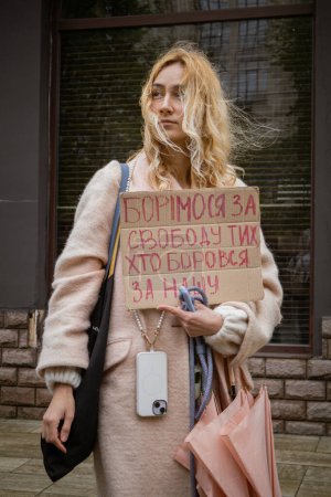 Foto de Kiev, Ucrania. 21 de abril de 2024 La lluvia y el clima frío no detuvieron a las personas que una vez más tomaron las calles de su ciudad para recordar y apoyar a los prisioneros de guerra que están en cautiverio ruso.. - Imagen libre de derechos