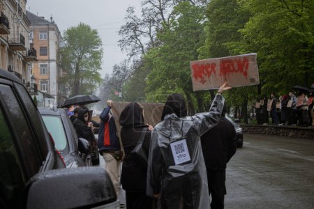 Téléchargez les photos : Kiev, Ukraine. 21 avril 2024. pluie et froid n'ont pas empêché les gens qui sont descendus à nouveau dans les rues de leur ville pour rappeler et soutenir les prisonniers de guerre qui sont en captivité russe. - en image libre de droit