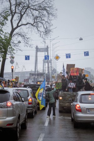 Téléchargez les photos : Kiev, Ukraine. 21 avril 2024. pluie et froid n'ont pas empêché les gens qui sont descendus à nouveau dans les rues de leur ville pour rappeler et soutenir les prisonniers de guerre qui sont en captivité russe. - en image libre de droit