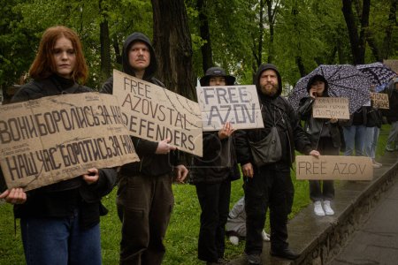 Téléchargez les photos : Kiev, Ukraine. 21 avril 2024. même de fortes pluies et le froid n'ont pas arrêté les gens. ils se sont de nouveau rendus au centre de la ville pour rappeler et soutenir les prisonniers de guerre qui sont en captivité - en image libre de droit