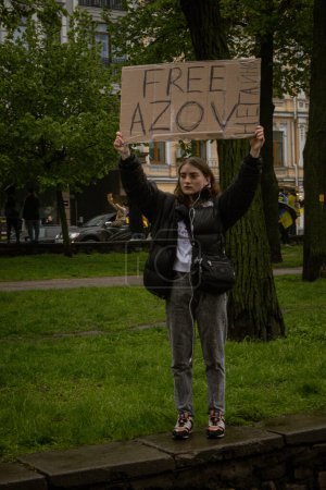 Téléchargez les photos : Kiev, Ukraine. 21 avril 2024. même de fortes pluies et le froid n'ont pas arrêté les gens. ils se sont de nouveau rendus au centre de la ville pour rappeler et soutenir les prisonniers de guerre qui sont en captivité. - en image libre de droit