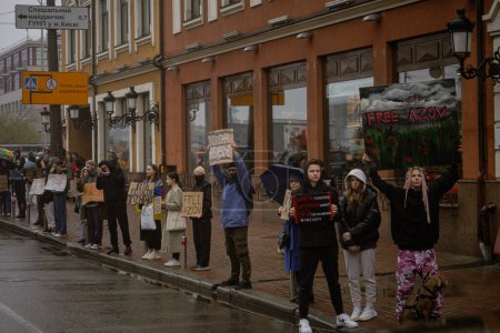 Foto de Kiev, Ucrania. Abril 21, 2024. incluso las fuertes lluvias y el clima frío no detuvieron a la gente. una vez más fueron al centro de la ciudad para recordar y apoyar a los prisioneros de guerra que están en cautiverio - Imagen libre de derechos