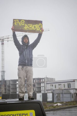 Kiev, Ucrania. Abril 21, 2024. incluso las fuertes lluvias y el clima frío no detuvieron a la gente. una vez más fueron al centro de la ciudad para recordar y apoyar a los prisioneros de guerra que están en cautiverio
