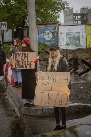 Kiew, Ukraine. 21. April 2024. Selbst heftiger Regen und kaltes Wetter hielten die Menschen nicht auf. Sie gingen erneut ins Zentrum der Stadt, um an die Kriegsgefangenen zu erinnern und sie zu unterstützen, die sich in Gefangenschaft befinden.