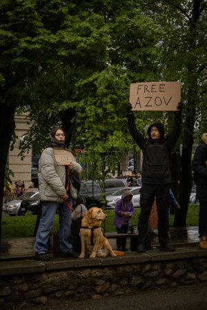Foto de Kiev, Ucrania. Abril 21, 2024. incluso las fuertes lluvias y el clima frío no detuvieron a la gente. una vez más fueron al centro de la ciudad para recordar y apoyar a los prisioneros de guerra que están en cautiverio. - Imagen libre de derechos