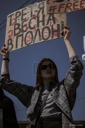 Foto de Kiev, Ucrania, 28 de abril de 2024. Los defensores ucranianos del horizonte de Mariupol están en cautiverio ruso para la tercera primavera. la gente sale a las calles todos los domingos para recordarles esto a todos. - Imagen libre de derechos