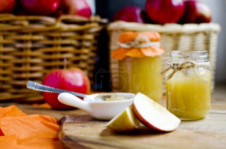 Foto de Helado y comida natural hecha de fruta para la cena y el desayuno. El tarro de la confitura de las manzanas frescas sobre la mesa de madera. De cerca.. - Imagen libre de derechos