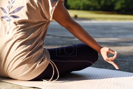Téléchargez les photos : Femme de yoga. Fille pratiquant le souffle, pranayama et méditer. Matin avec routine relax i un parc en été. - en image libre de droit
