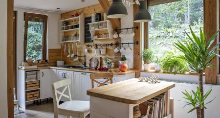 Innenraum der Küche im rustikalen Stil mit Holzmöbeln in einem Ferienhaus. Hell drinnen in einer gemütlichen Küche mit Fenster und Pflanze. Banner.