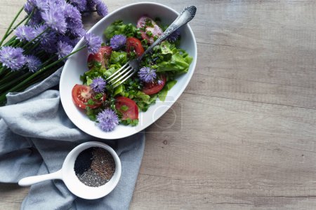 Foto de Ensalada de primavera en plato con verduras para vegetarianos en una mesa de madera con espacio para copiar. Desayuno saludable con ensalada fresca y hierbas. Vista superior. - Imagen libre de derechos