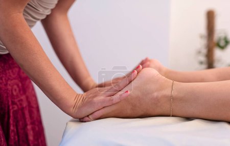 Téléchargez les photos : Massage des pieds et thérapie des pieds dans le salon de spa. Pédicure et aromathérapie. Gros plan. - en image libre de droit