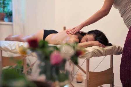 Téléchargez les photos : Massage de femme de 40 ans dans un salon de spa. Thérapie naturelle du corps et massages féminins . - en image libre de droit