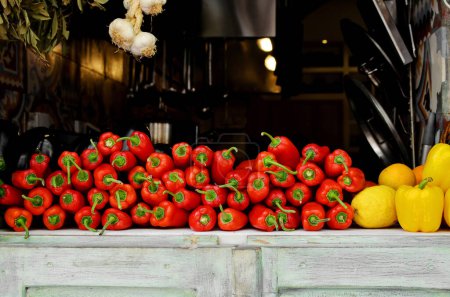 Téléchargez les photos : Poivrons rouges et jaunes. Piole de légumes sur le comptoir du marchand de légumes. Bannière. - en image libre de droit