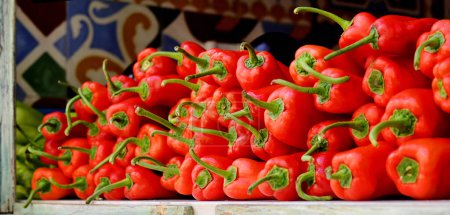 Foto de Vegetales en venta en frutería. Pimientos rojos colocados en un mostrador en una tienda. - Imagen libre de derechos